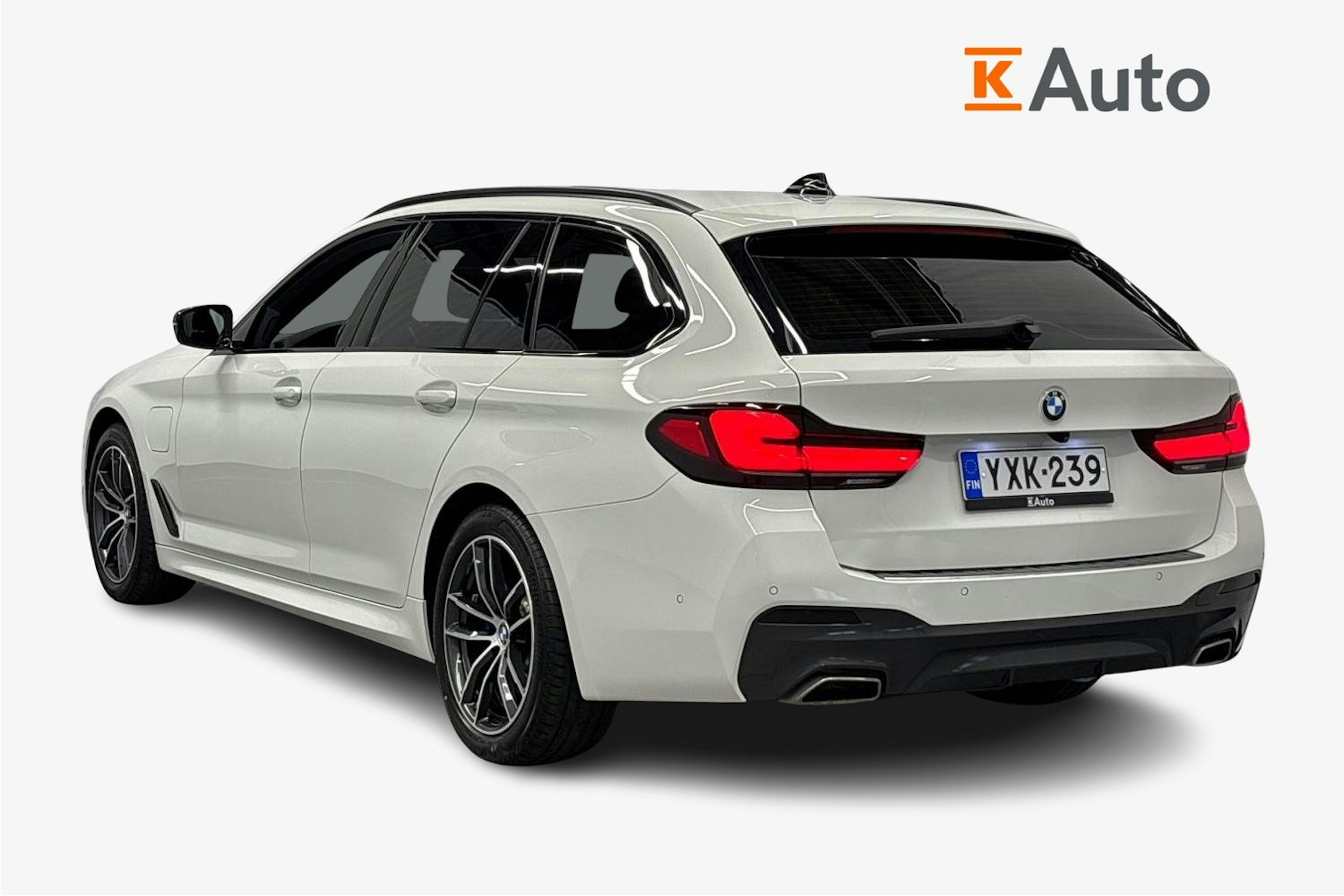 valkoinen BMW 530 2021 kuva 2.