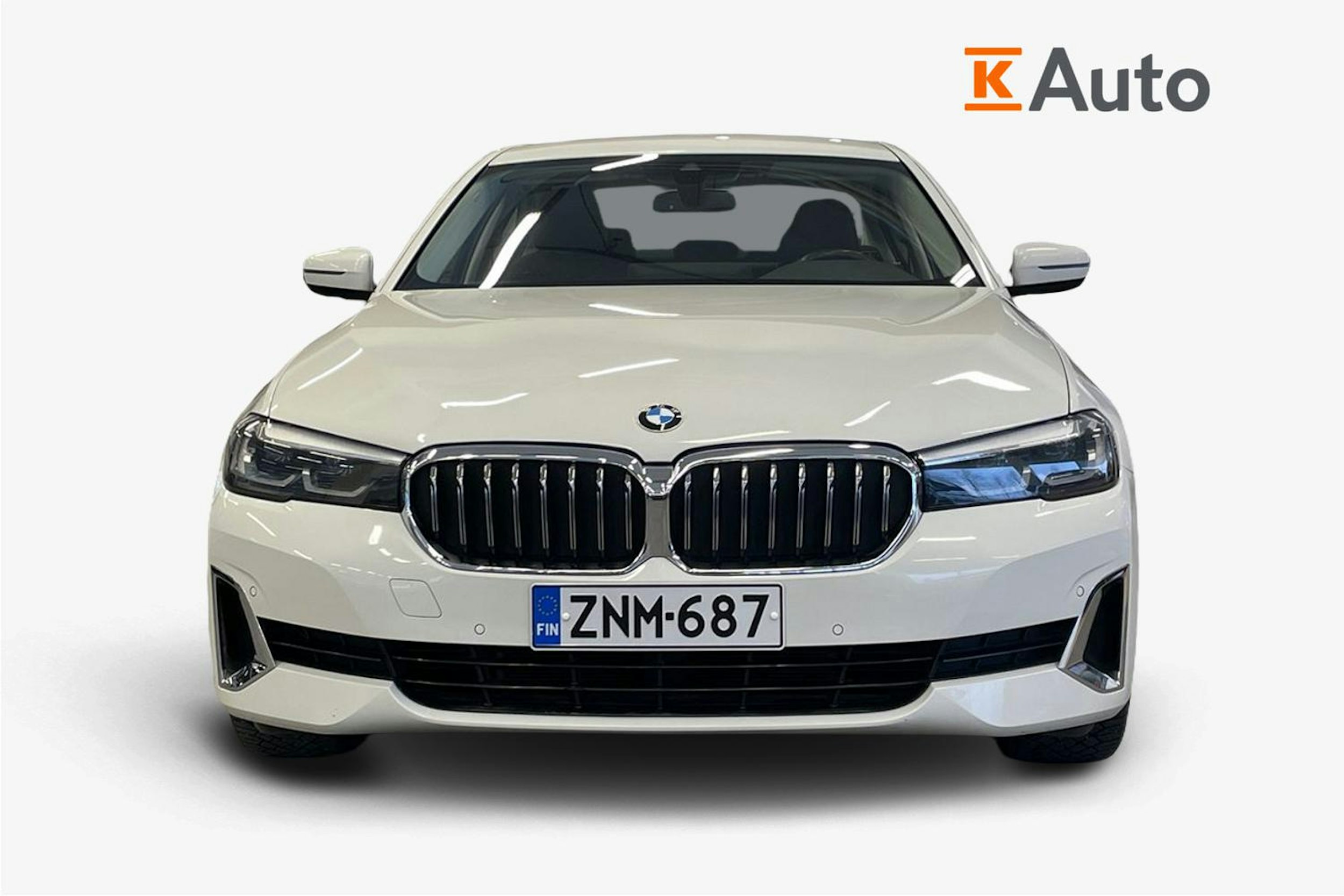 Valkoinen BMW 530 2021 kuva 5.