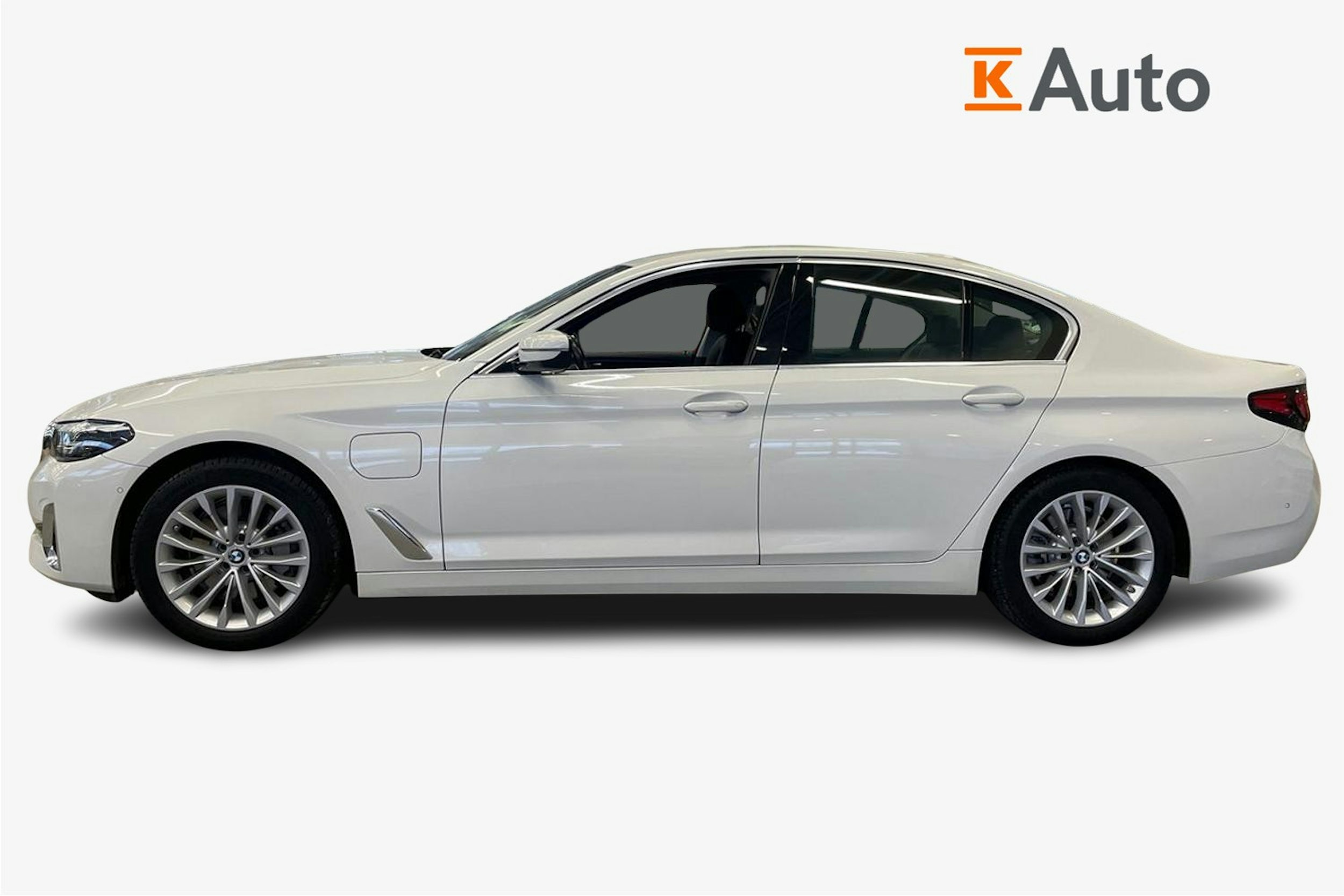 Valkoinen BMW 530 2021 kuva 6.