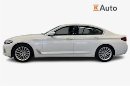 Valkoinen BMW 530 2021 kuva 6.