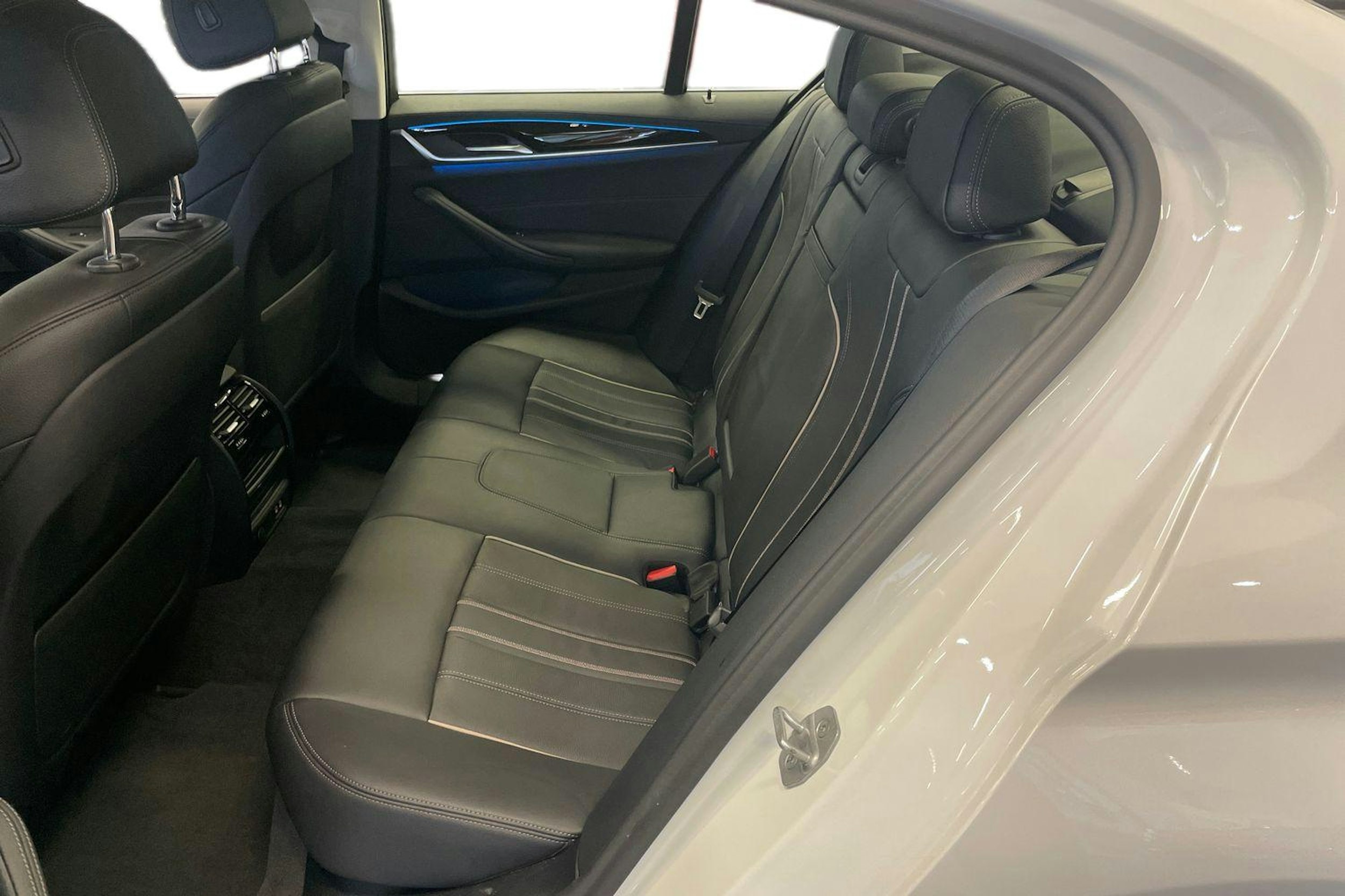 Valkoinen BMW 530 2021 kuva 10.