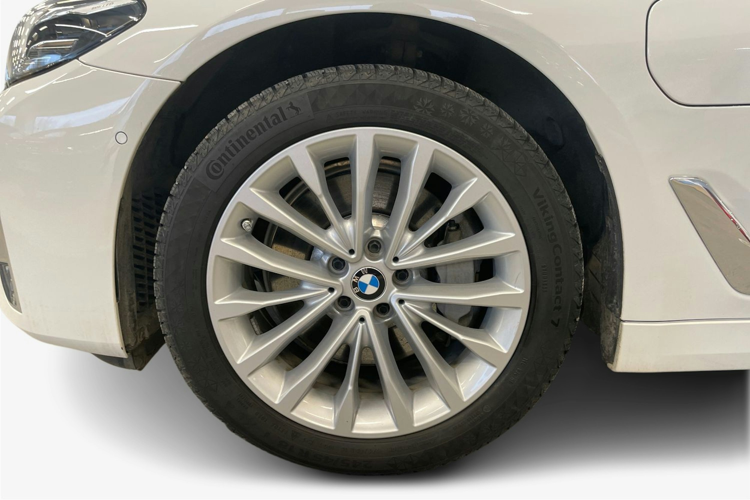 Valkoinen BMW 530 2021 kuva 11.