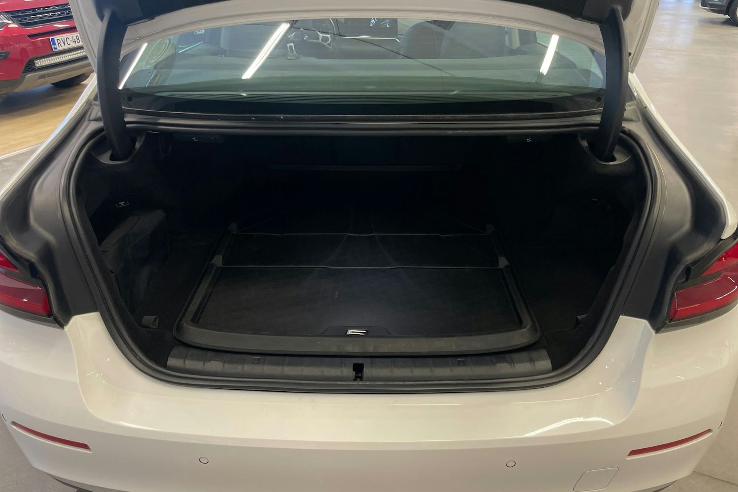 Valkoinen BMW 530 2021 kuva 14.