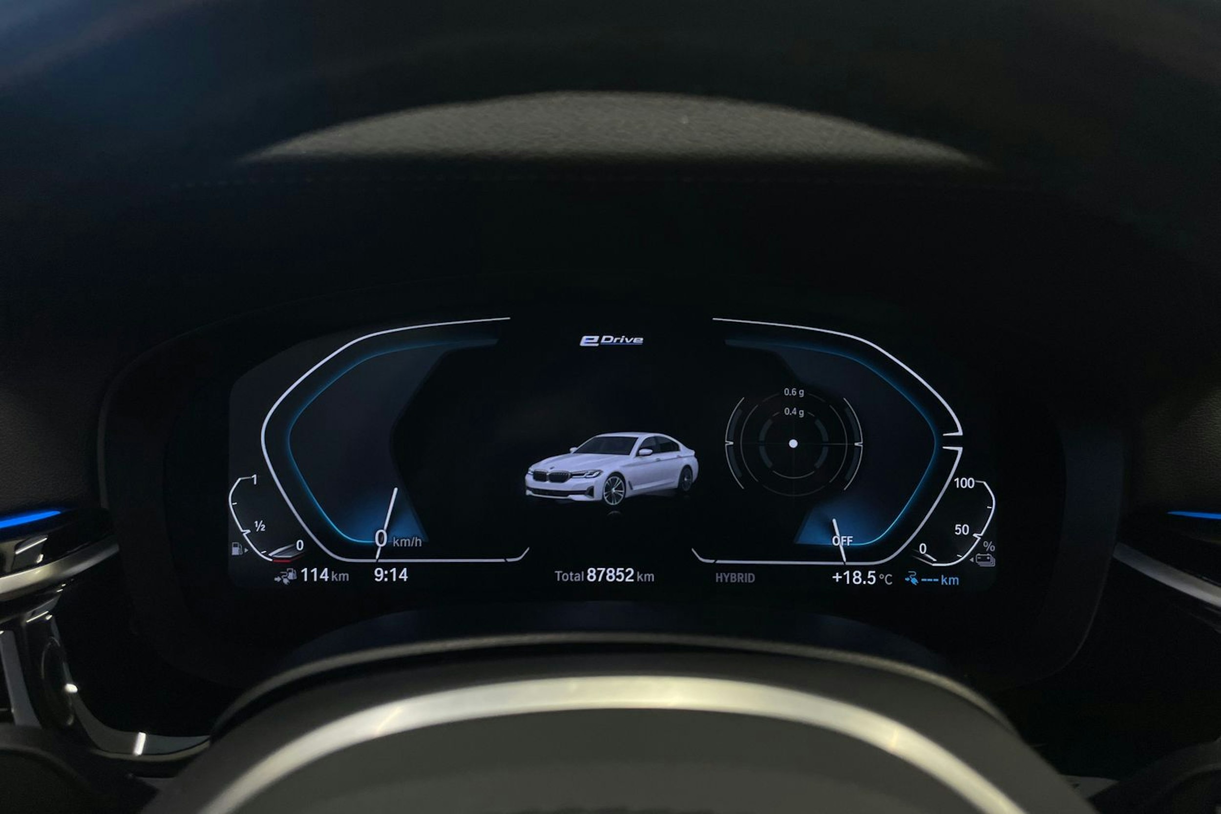 Valkoinen BMW 530 2021 kuva 15.