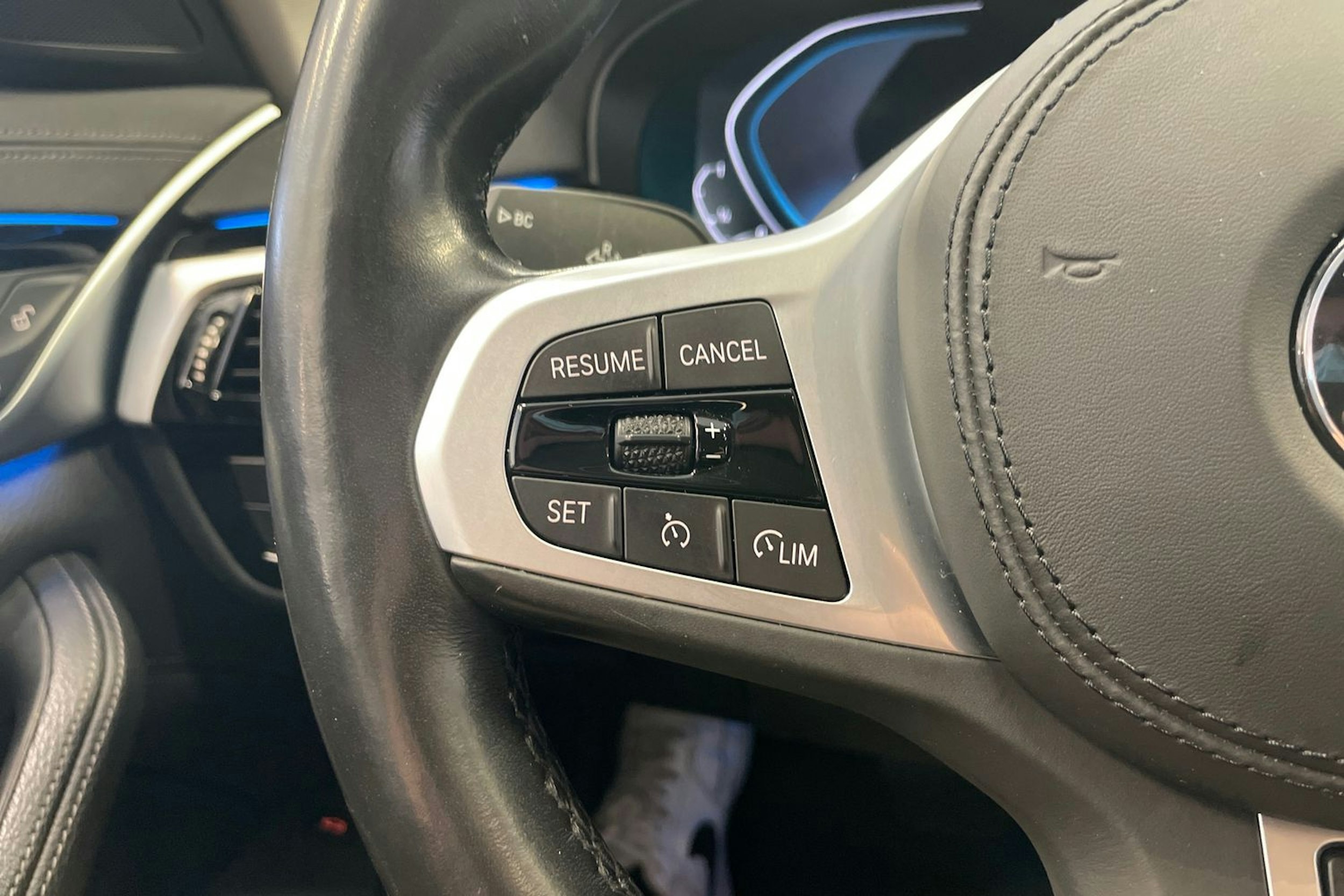 Valkoinen BMW 530 2021 kuva 16.