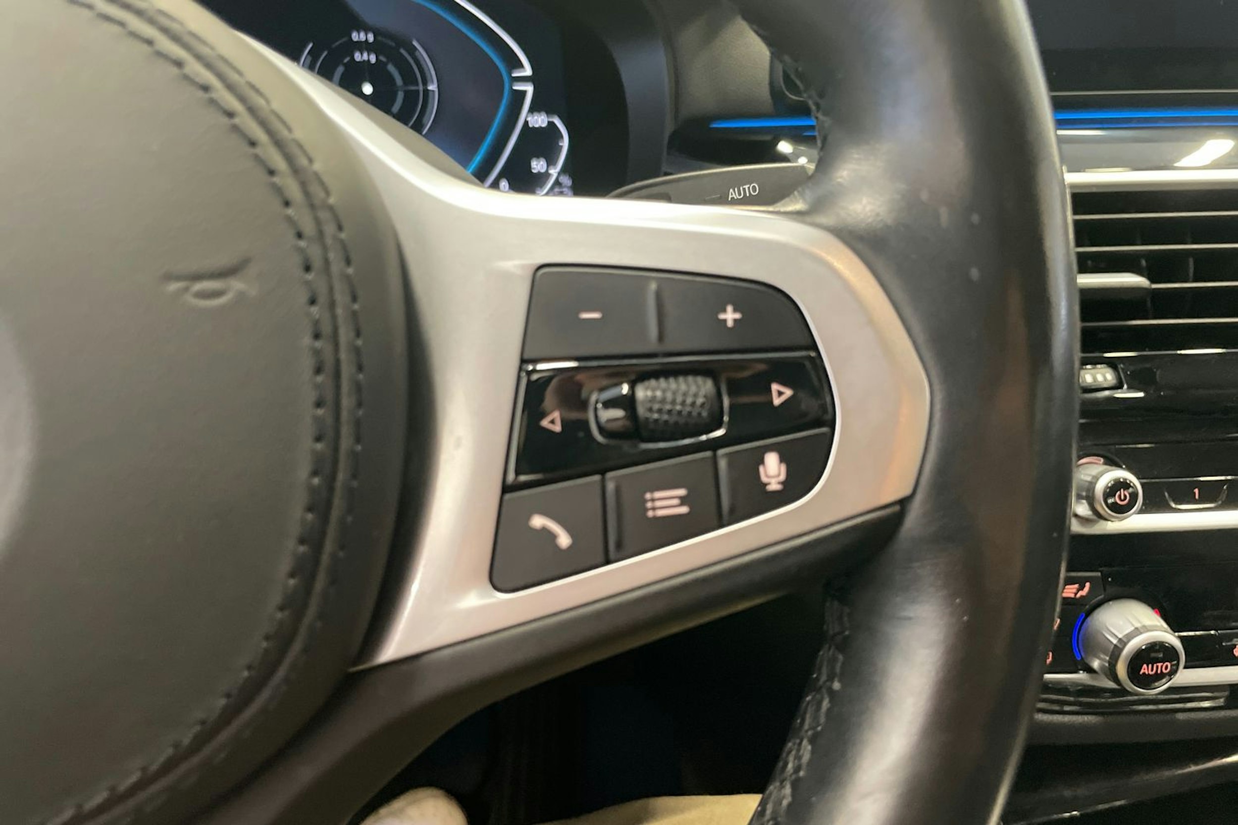 Valkoinen BMW 530 2021 kuva 17.