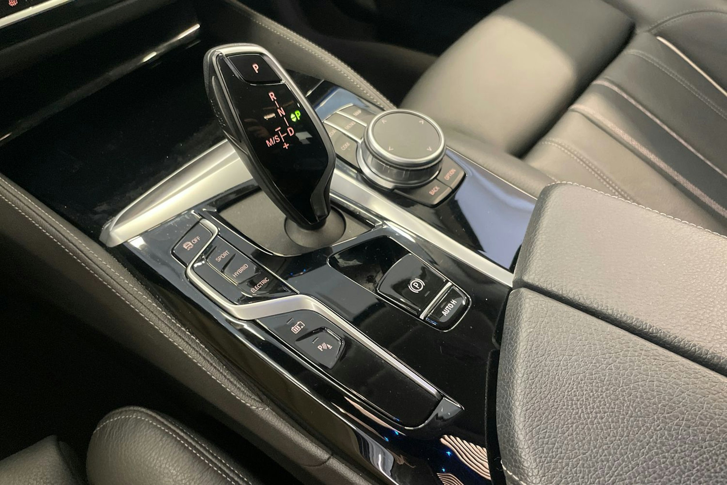 Valkoinen BMW 530 2021 kuva 20.