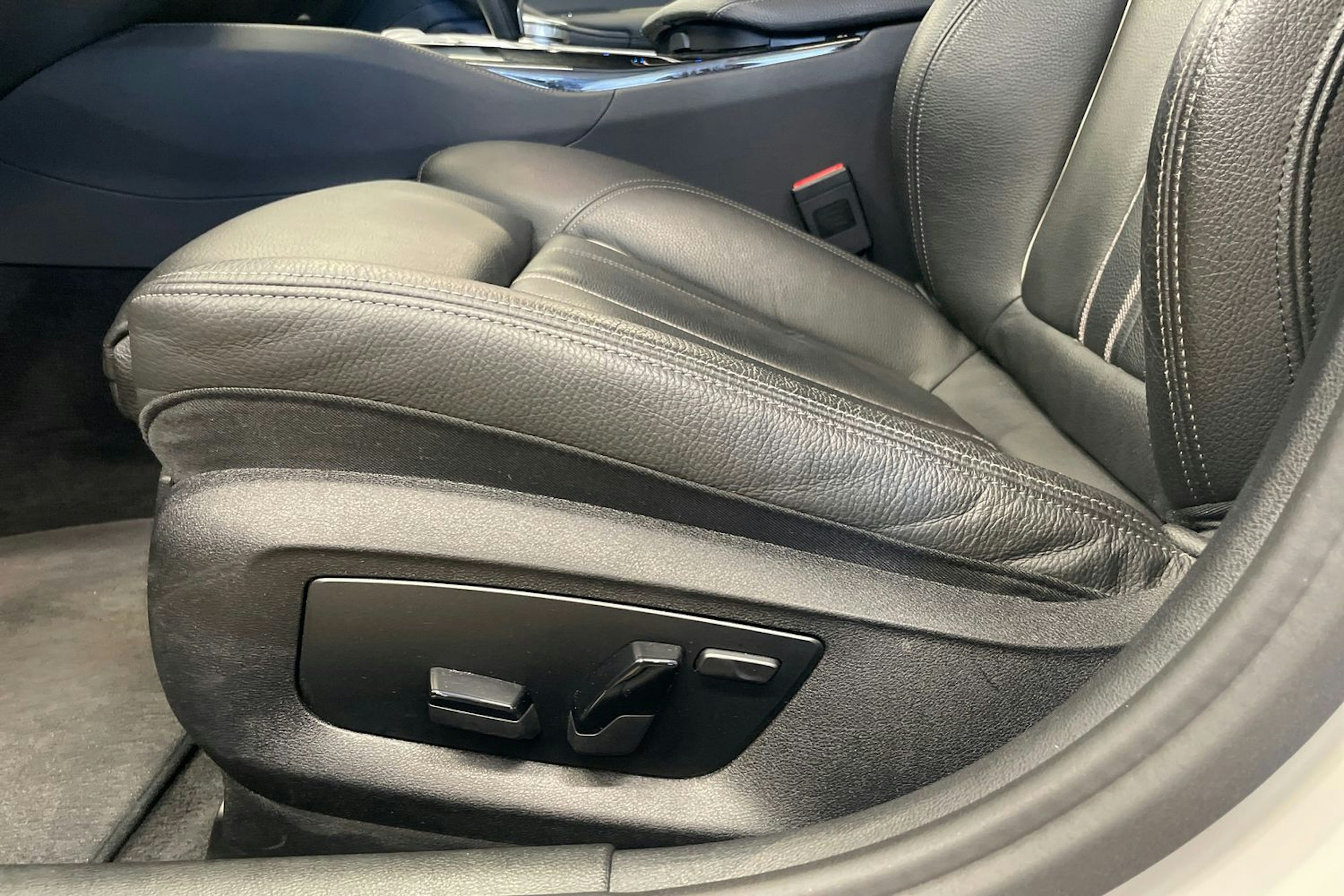 Valkoinen BMW 530 2021 kuva 21.