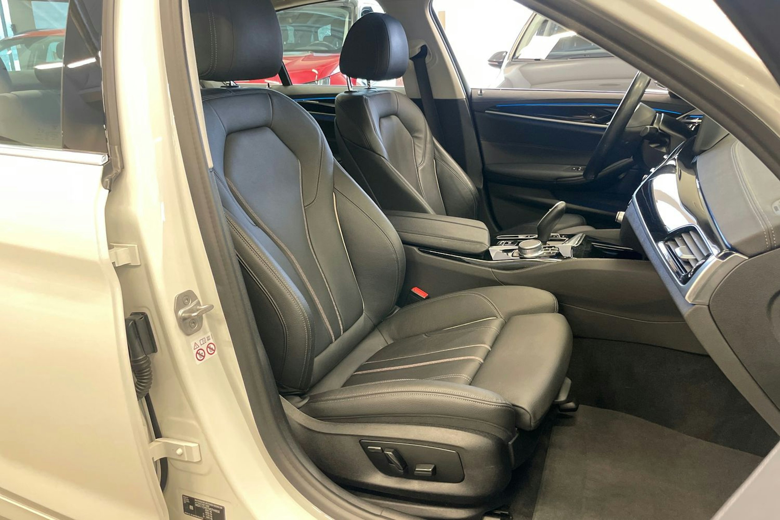 Valkoinen BMW 530 2021 kuva 23.