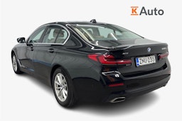 musta BMW 530 2021 kuva 2.