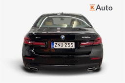 musta BMW 530 2021 kuva 3.