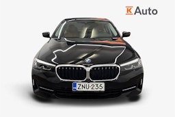 musta BMW 530 2021 kuva 5.