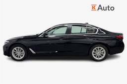 musta BMW 530 2021 kuva 6.