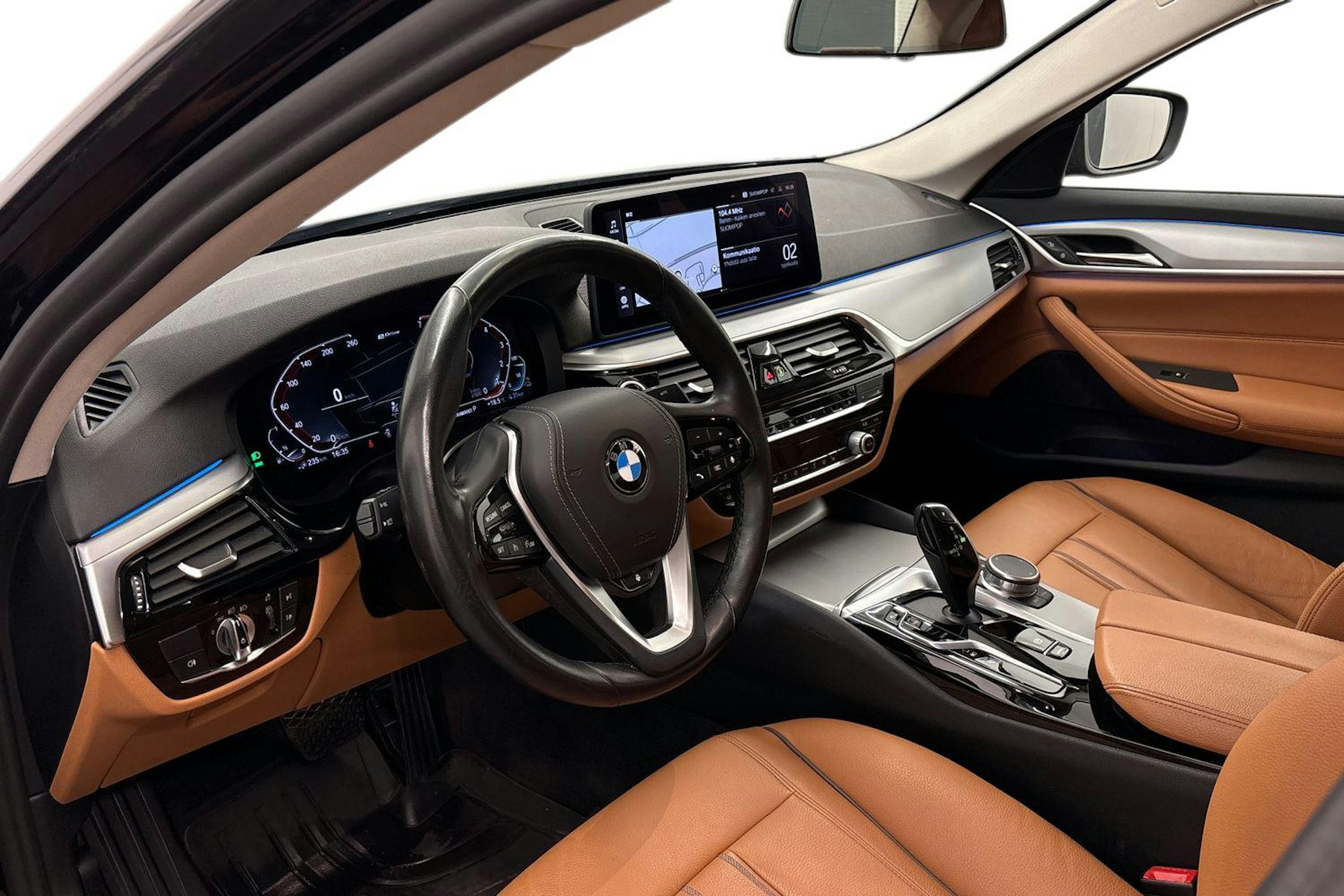 musta BMW 530 2021 kuva 7.