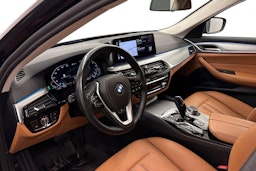 musta BMW 530 2021 kuva 7.