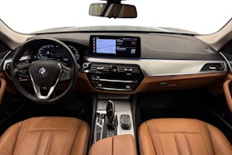 musta BMW 530 2021 kuva 9.