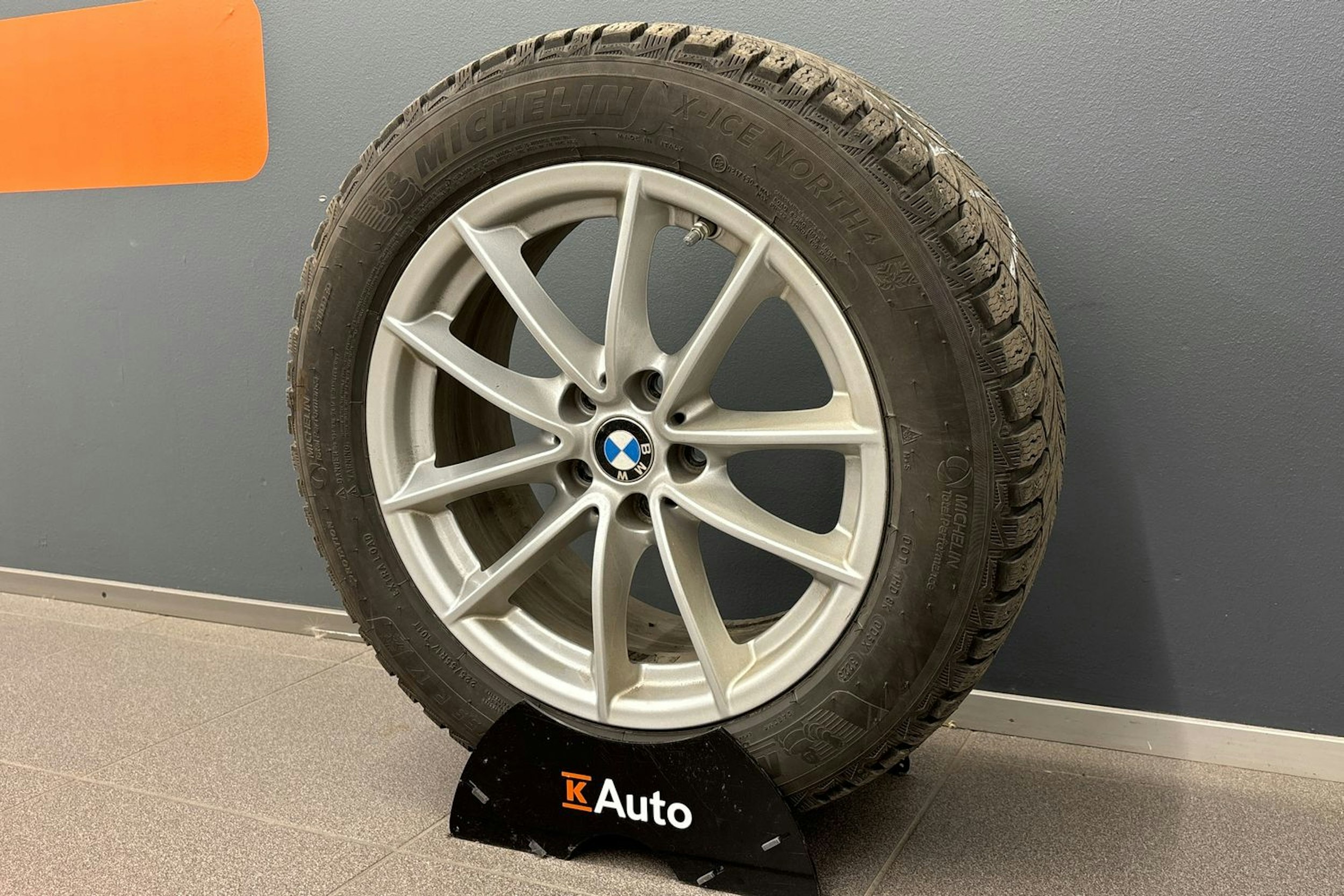musta BMW 530 2021 kuva 13.