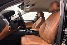 musta BMW 530 2021 kuva 14.