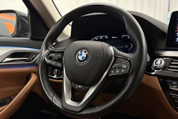 musta BMW 530 2021 kuva 16.