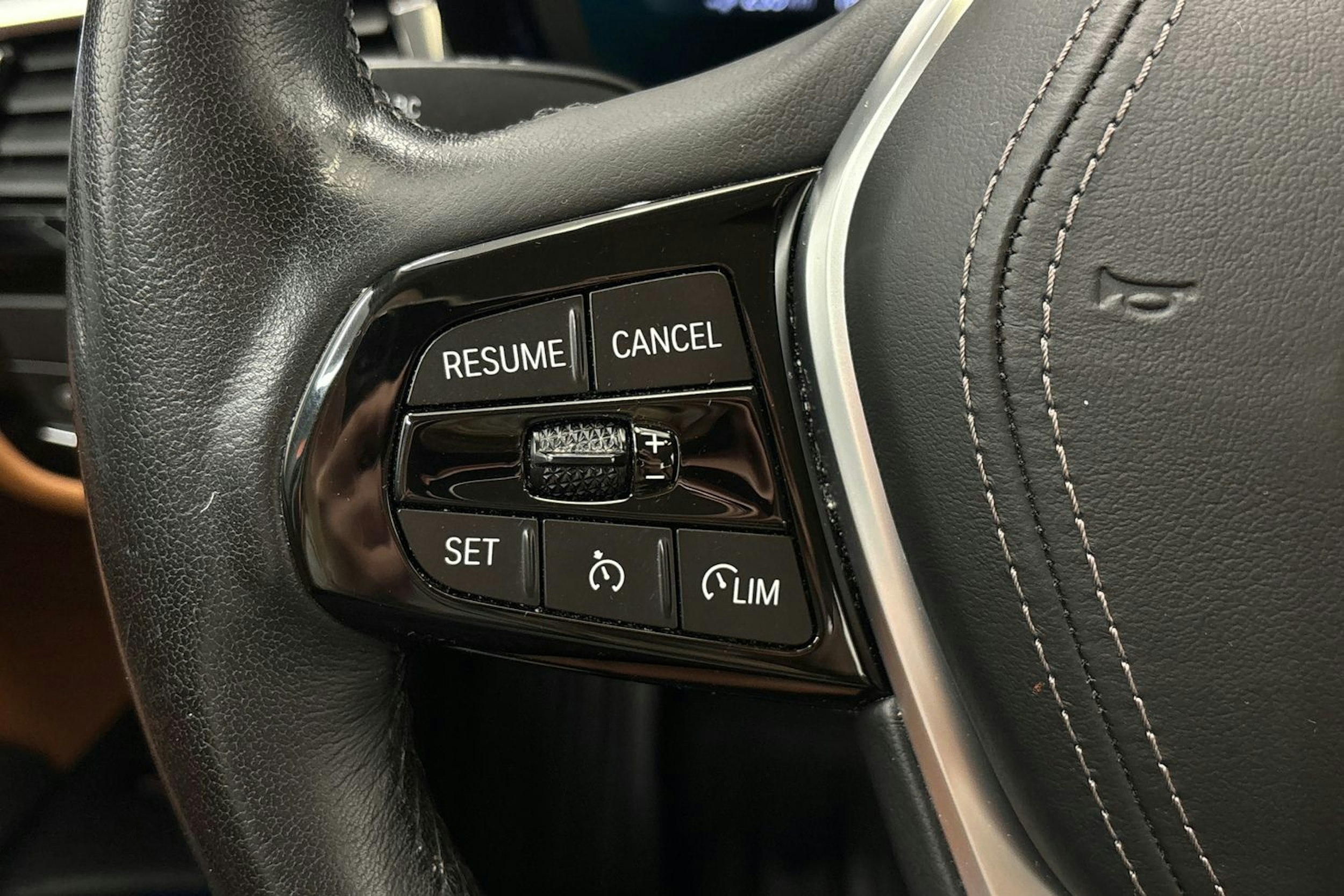 musta BMW 530 2021 kuva 17.