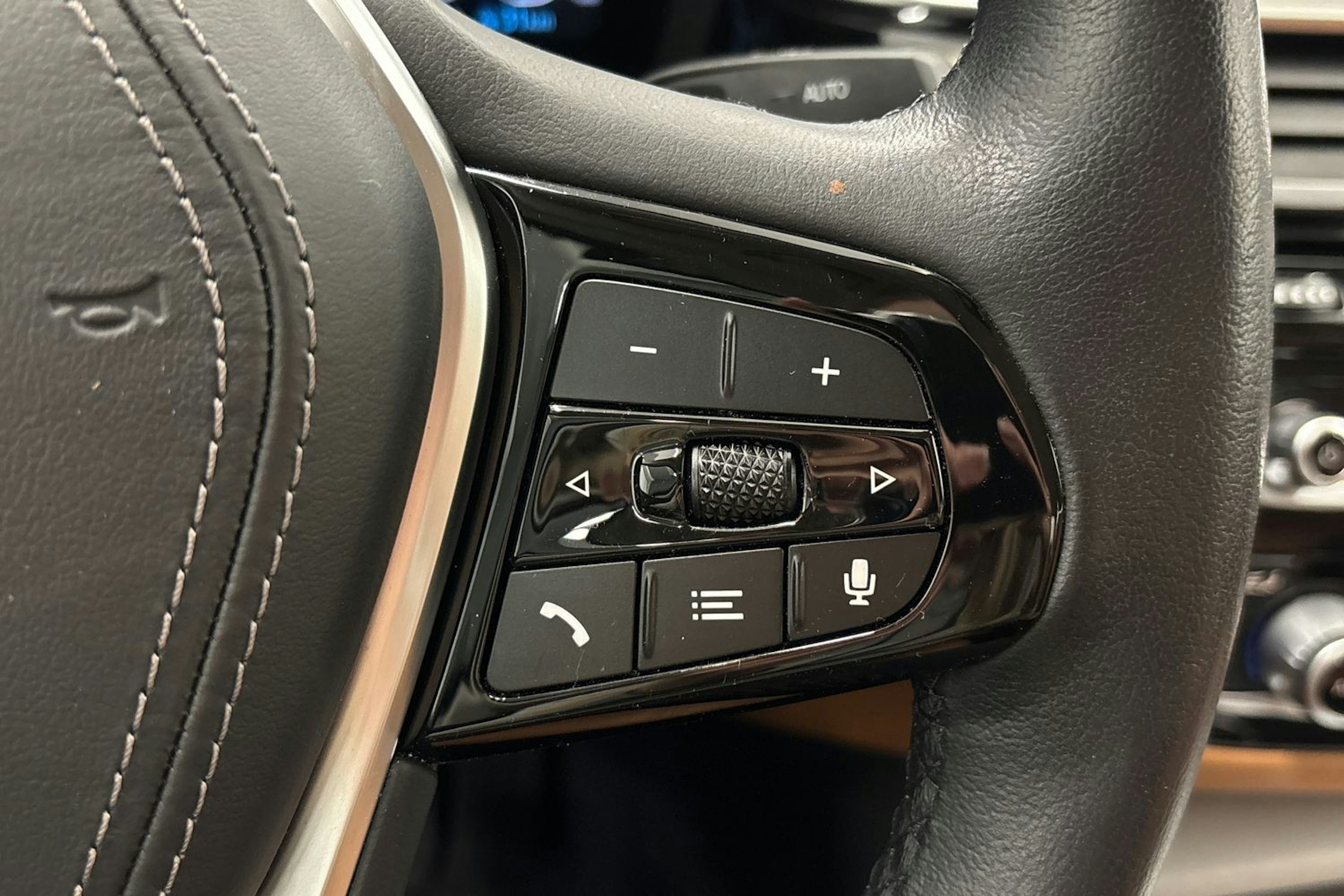 musta BMW 530 2021 kuva 18.