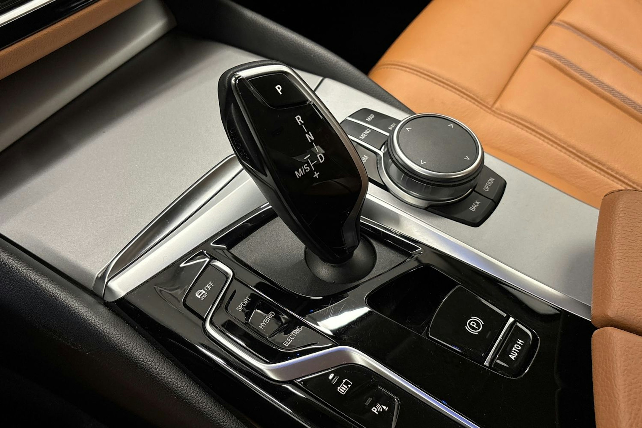 musta BMW 530 2021 kuva 24.