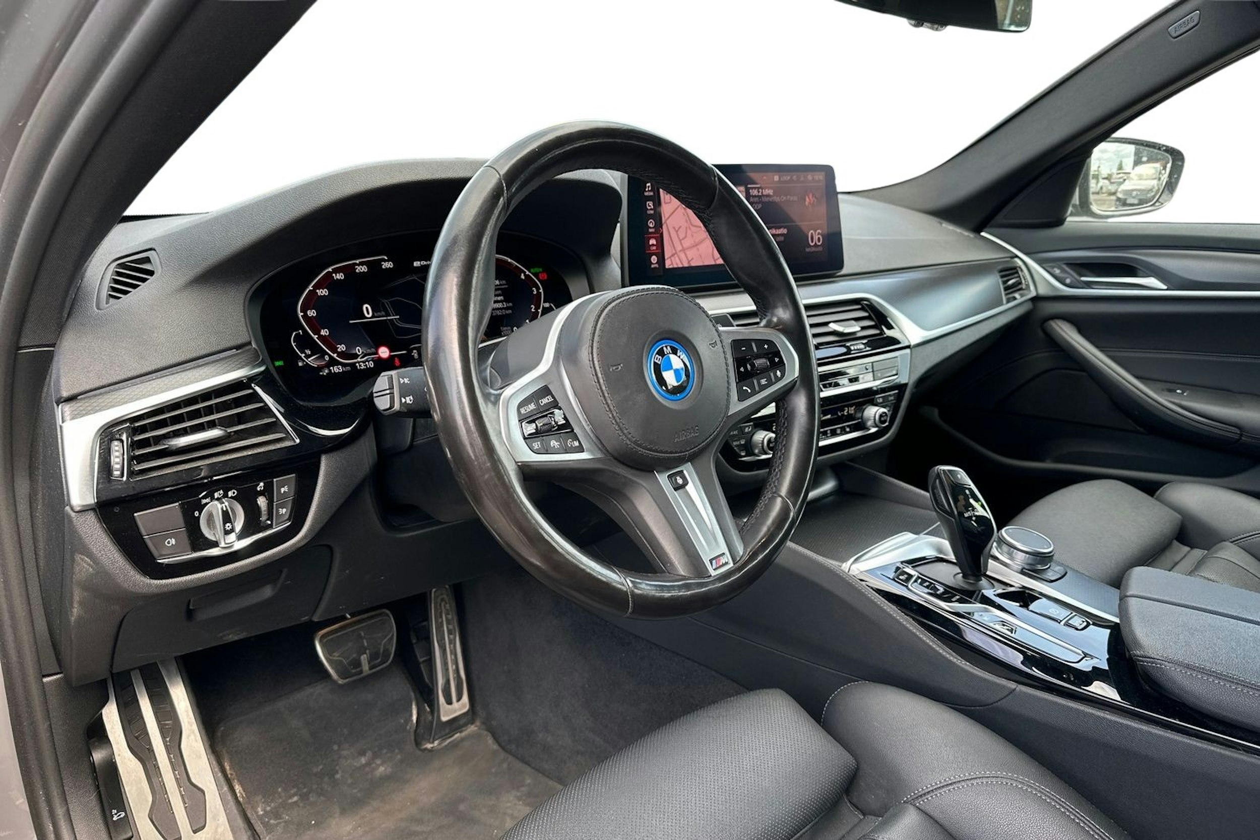 harmaa BMW 530 2022 kuva 3.