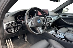 harmaa BMW 530 2022 kuva 3.