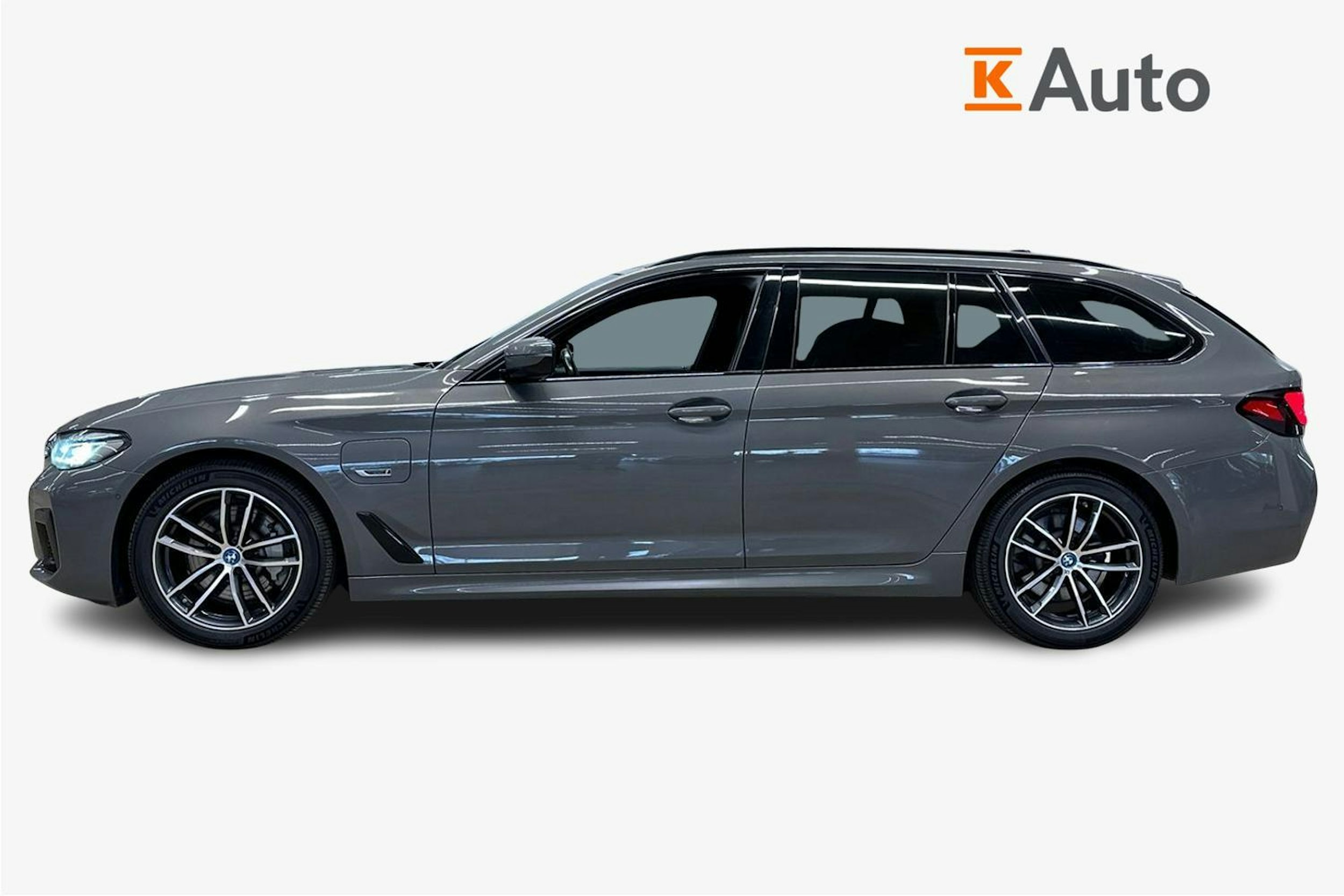harmaa BMW 530 2022 kuva 6.