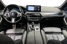 harmaa BMW 530 2022 kuva 9.