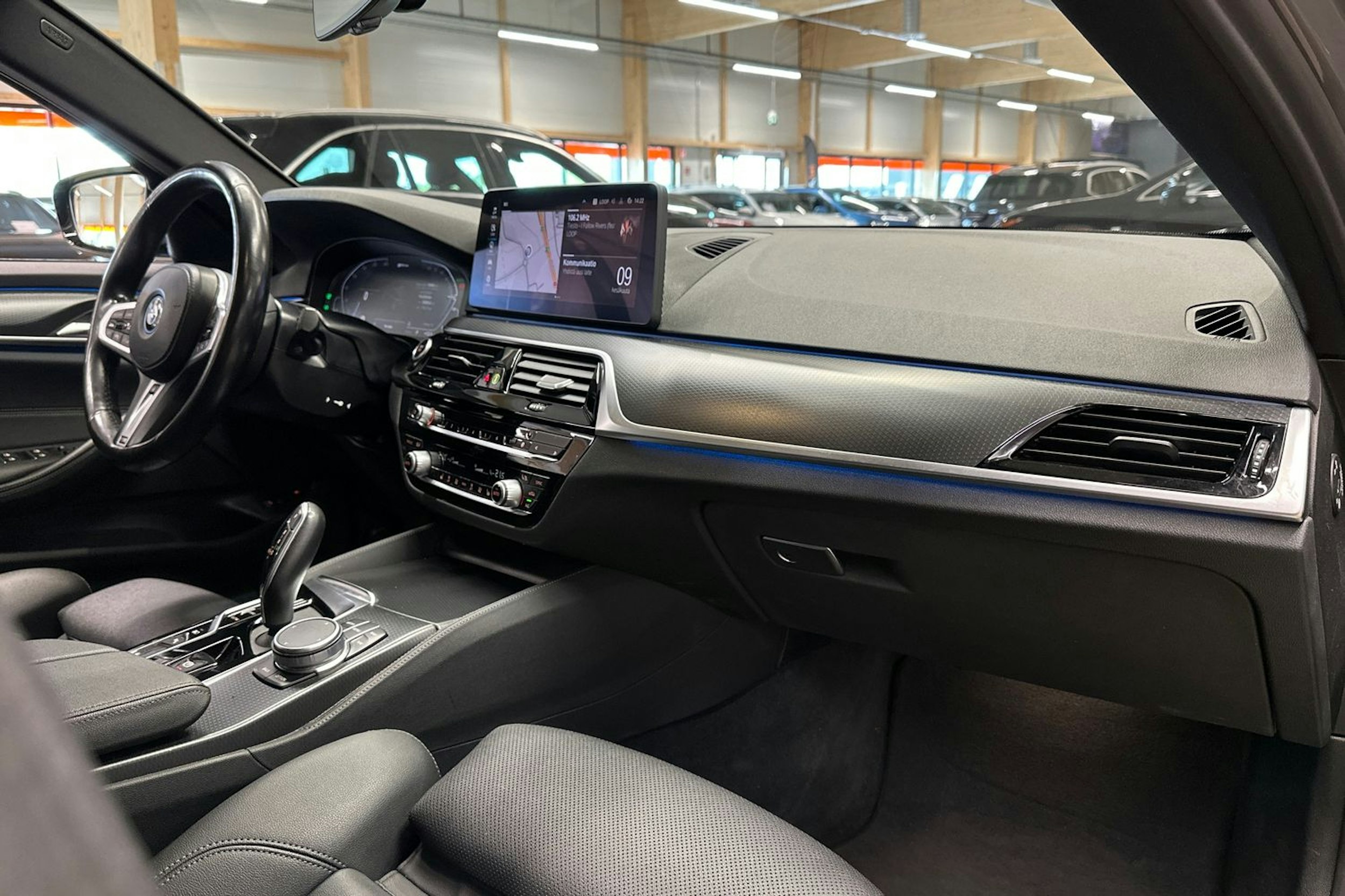 harmaa BMW 530 2022 kuva 12.