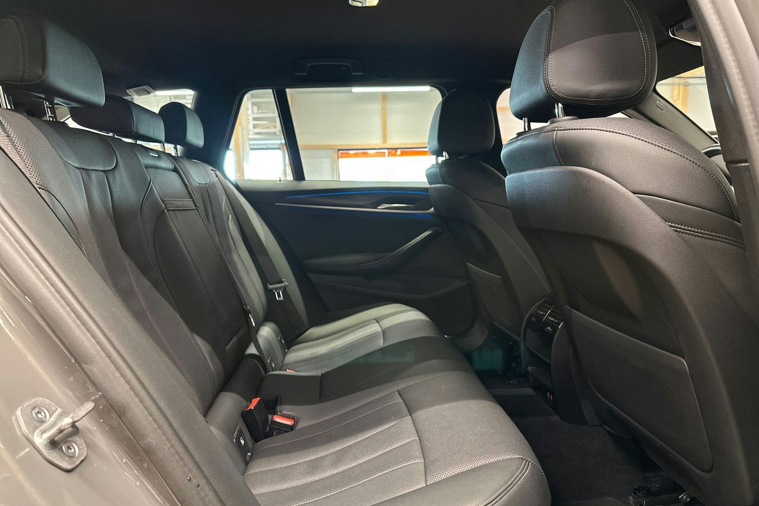 harmaa BMW 530 2022 kuva 14.