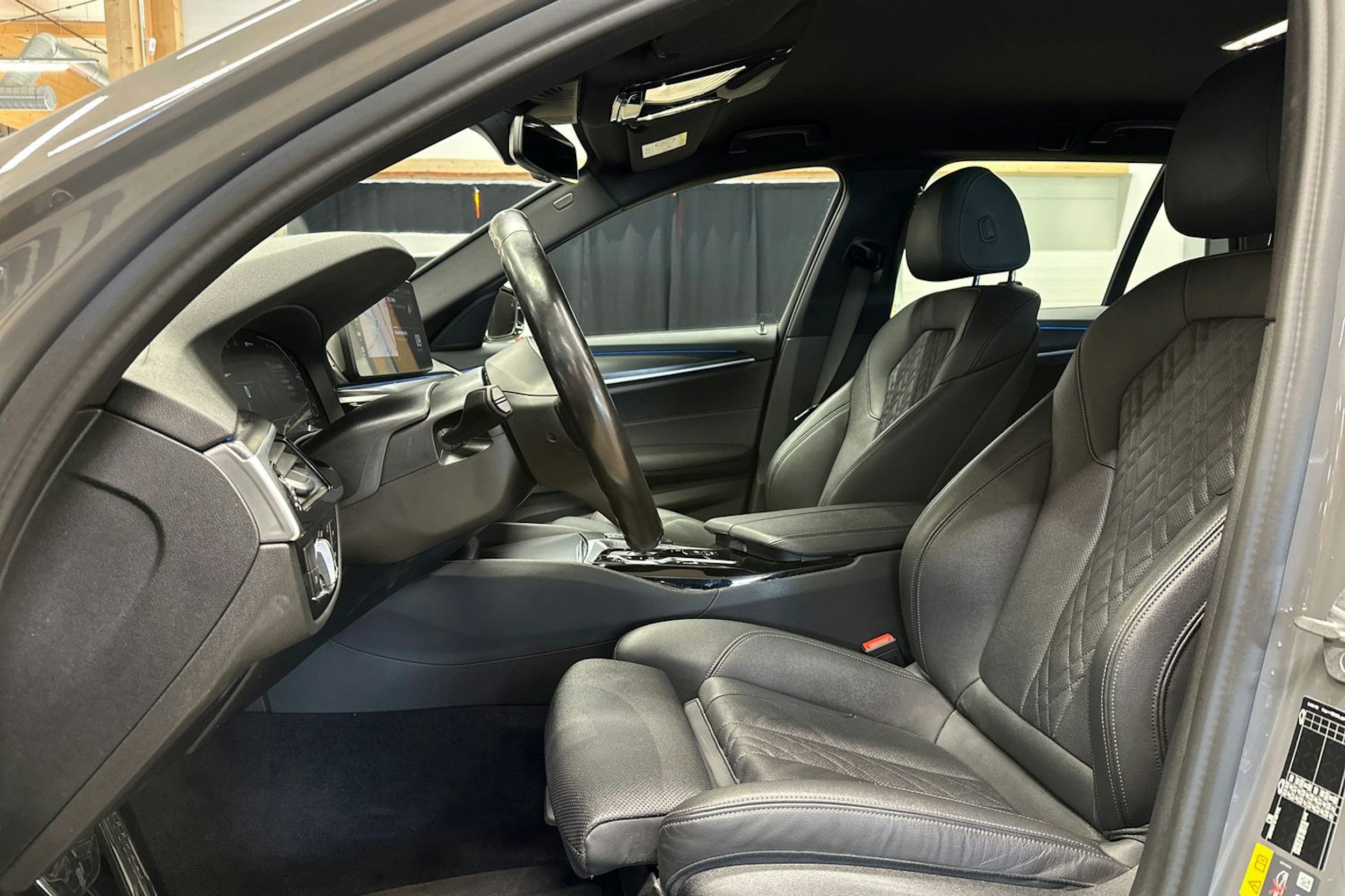 harmaa BMW 530 2022 kuva 15.