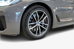 harmaa BMW 530 2022 kuva 16.