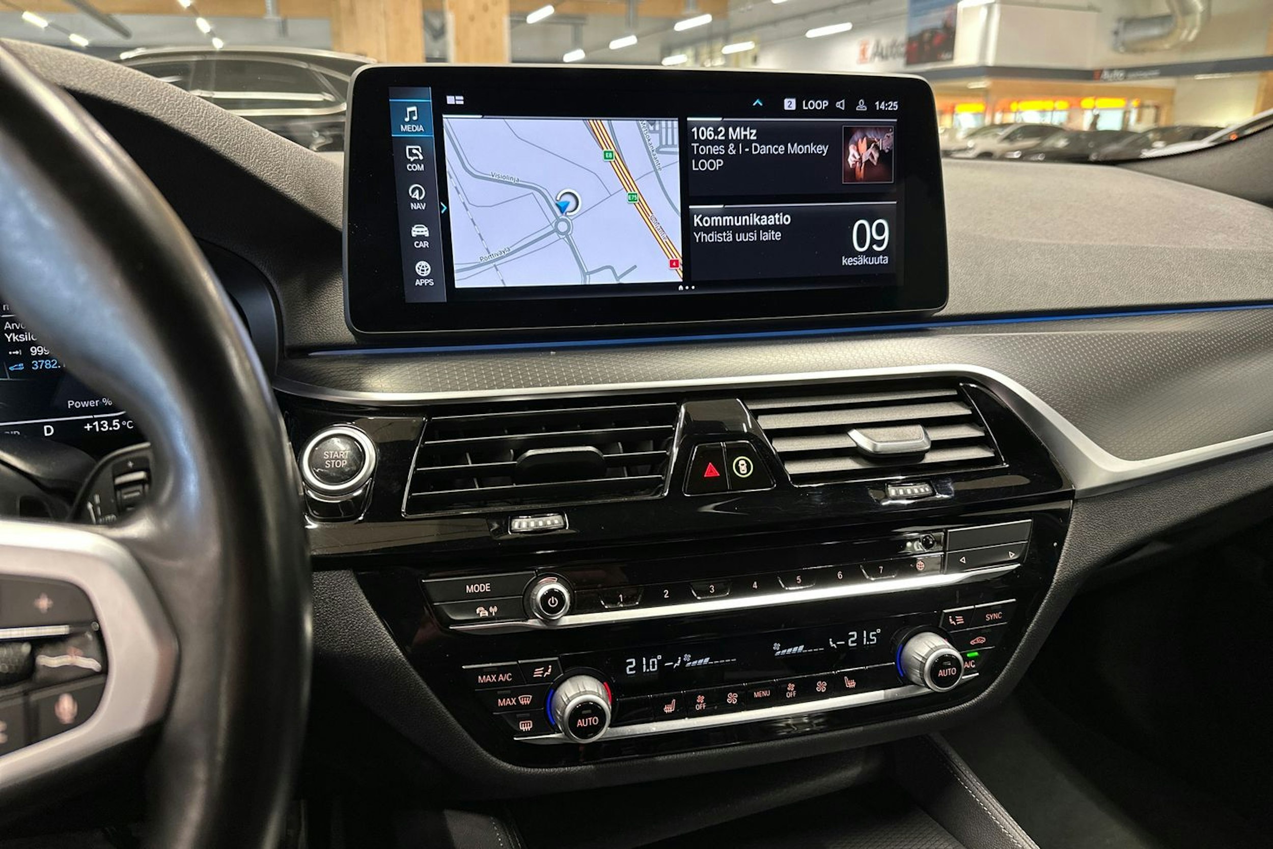 harmaa BMW 530 2022 kuva 22.