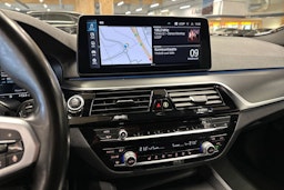 harmaa BMW 530 2022 kuva 22.