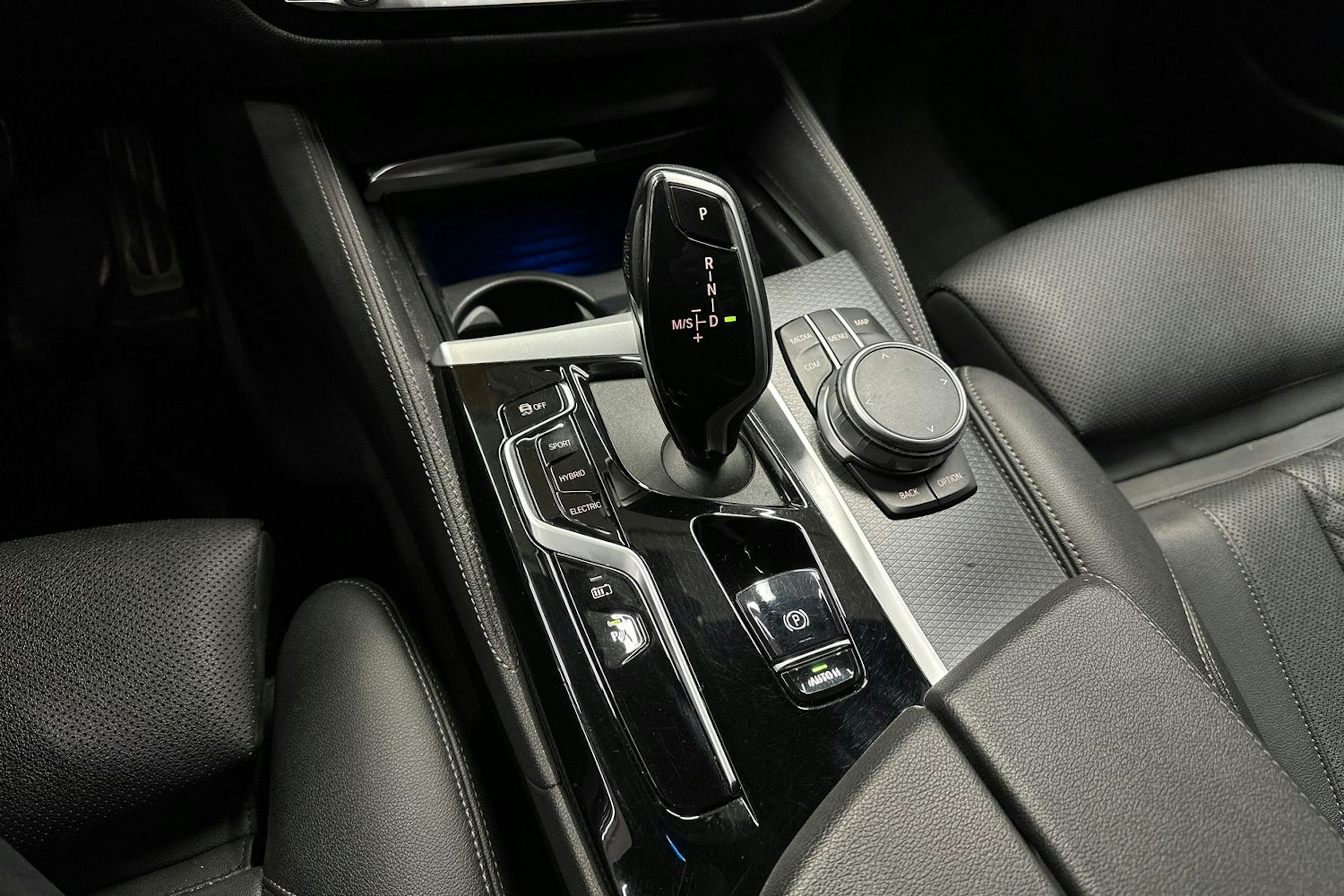 harmaa BMW 530 2022 kuva 23.