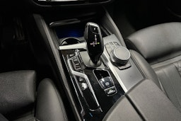 harmaa BMW 530 2022 kuva 23.