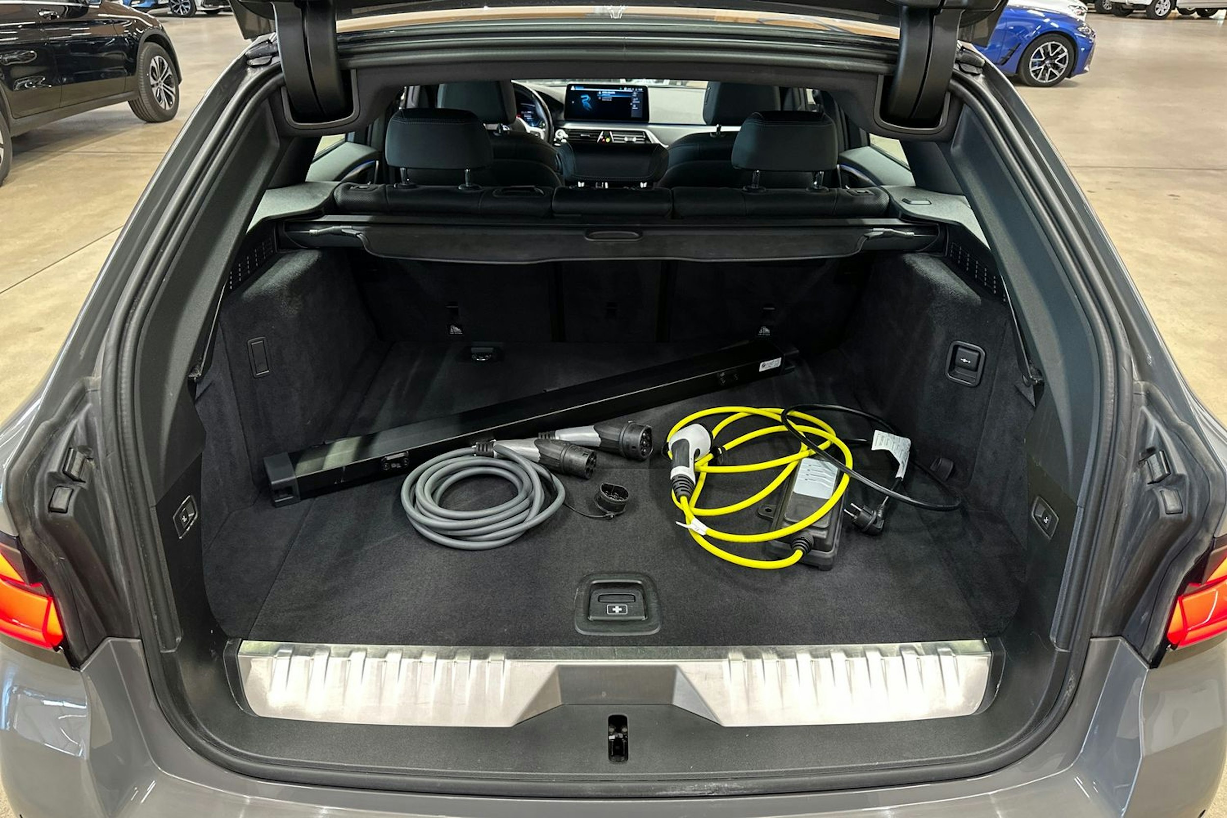 harmaa BMW 530 2022 kuva 32.
