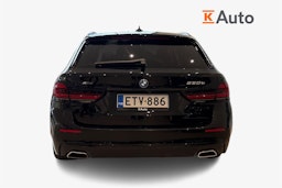 musta BMW 530 2022 kuva 3.