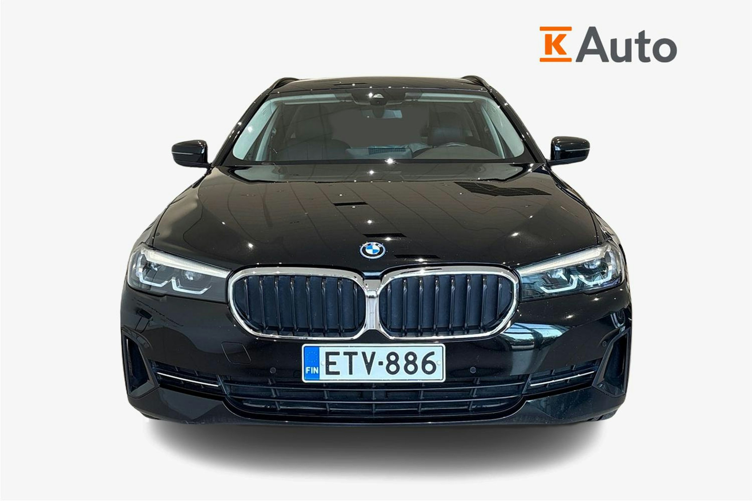 musta BMW 530 2022 kuva 5.