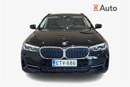 musta BMW 530 2022 kuva 5.
