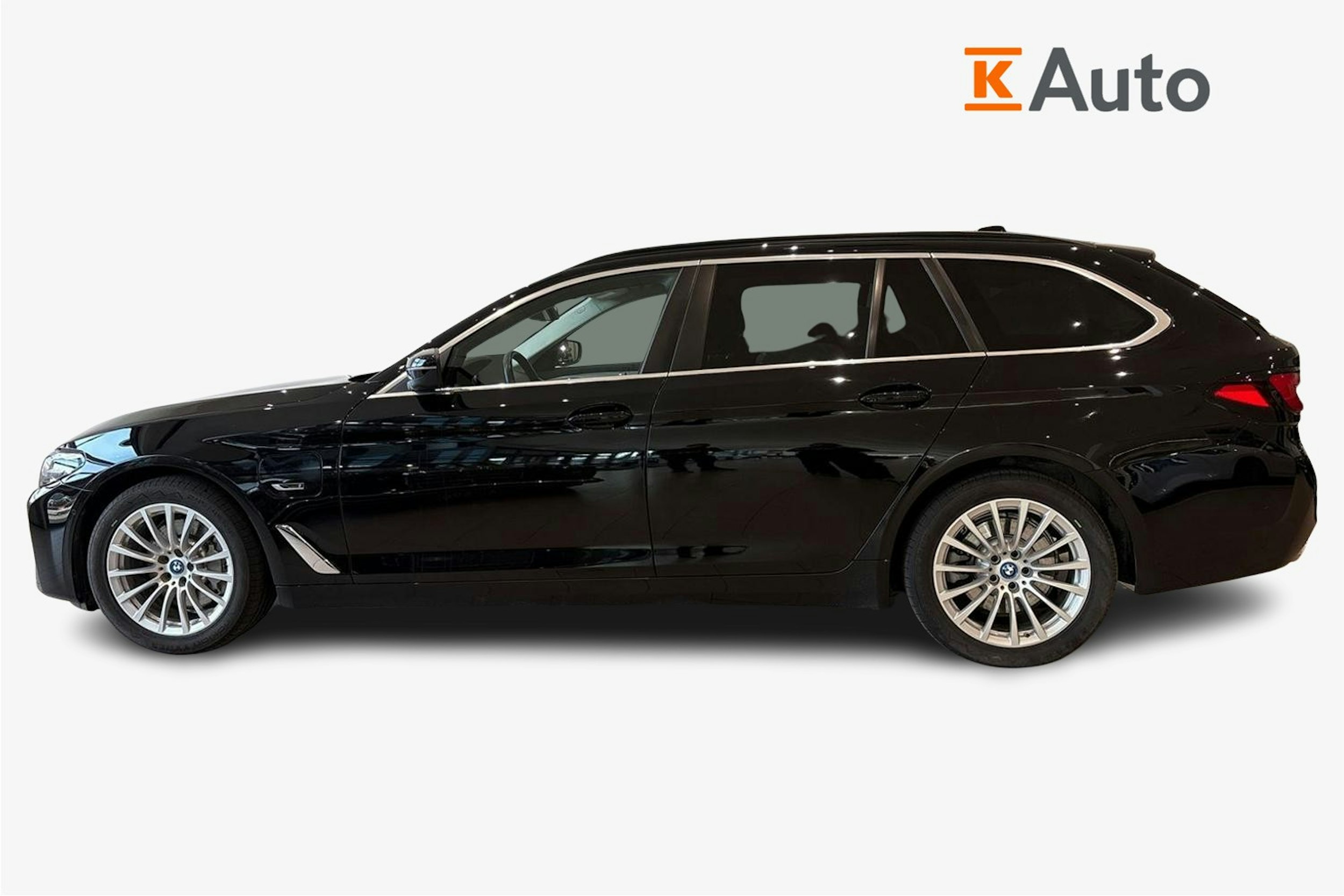 musta BMW 530 2022 kuva 6.