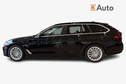 musta BMW 530 2022 kuva 6.