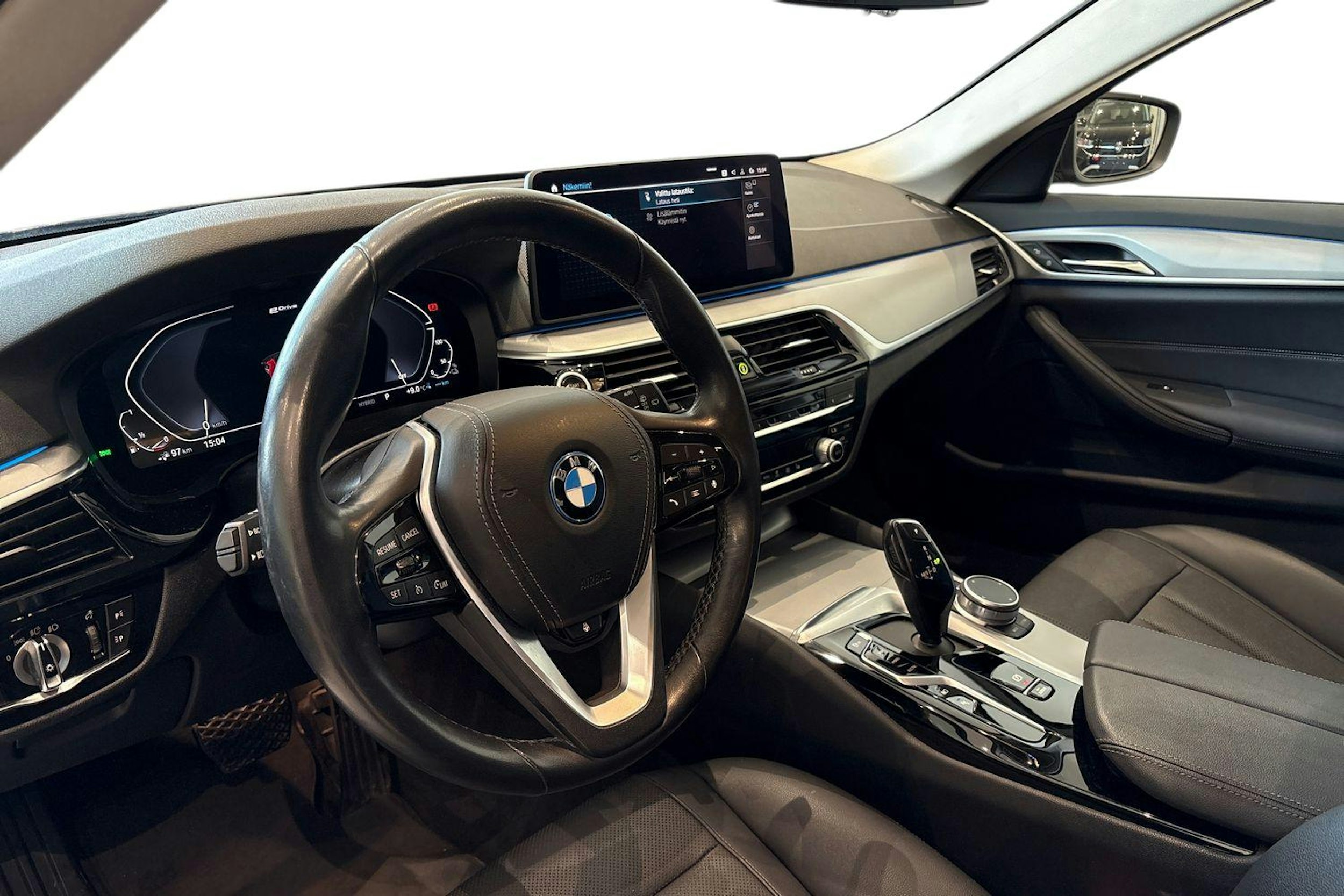 musta BMW 530 2022 kuva 7.