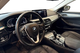 musta BMW 530 2022 kuva 7.