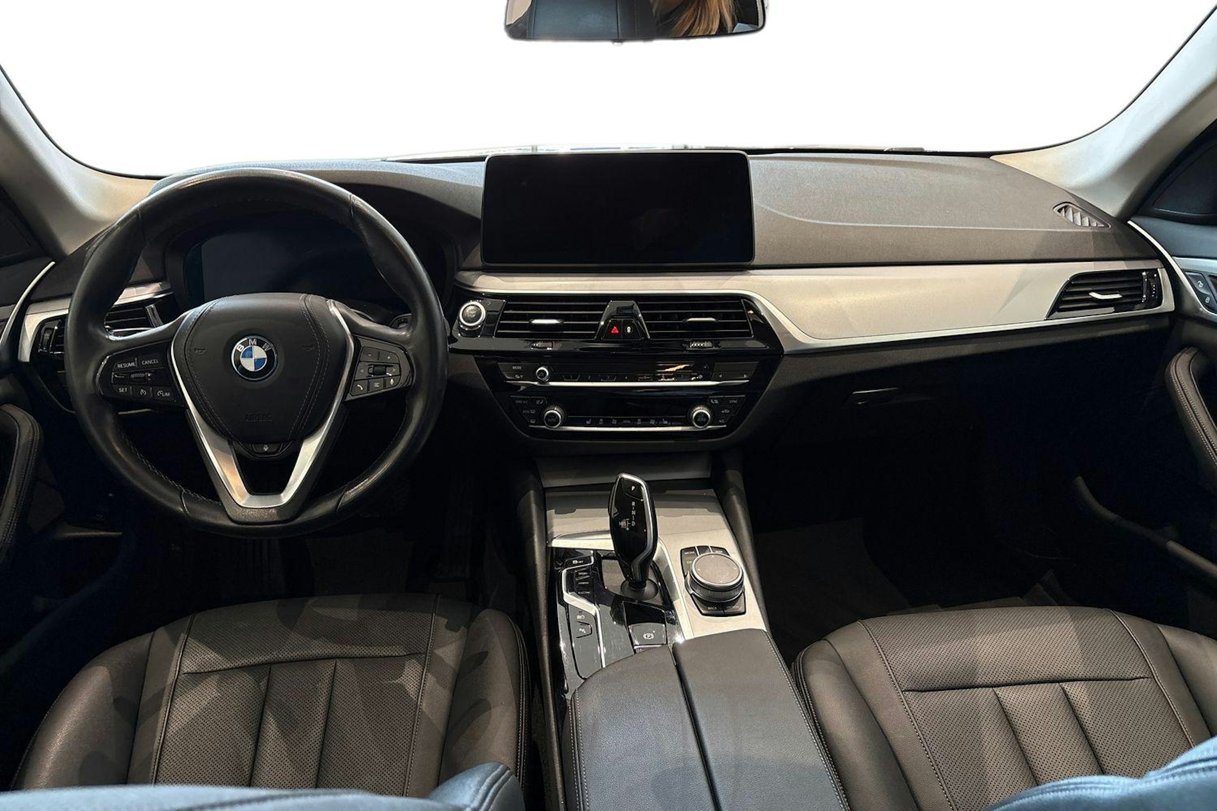 musta BMW 530 2022 kuva 9.