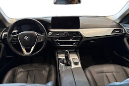 musta BMW 530 2022 kuva 9.