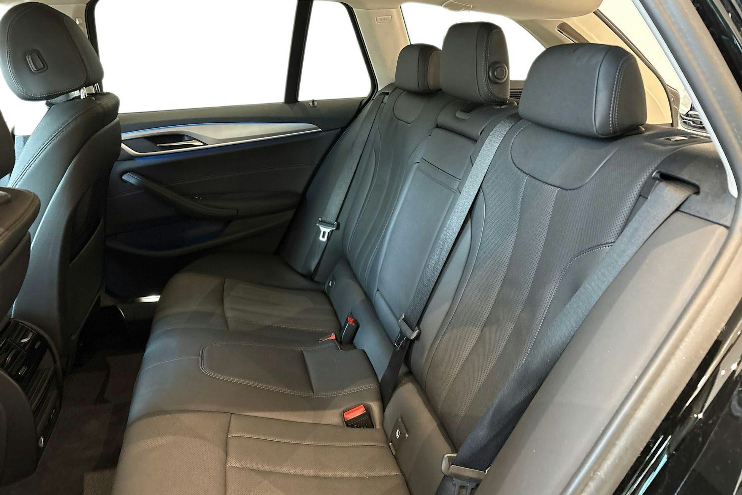 musta BMW 530 2022 kuva 10.