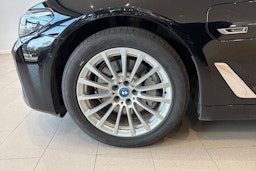 musta BMW 530 2022 kuva 11.